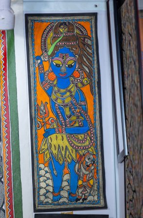 Téléchargez les photos : New Delhi, Inde - 18 novembre 2023 : Peinture artisanale de seigneur krishna sur toile de bois avec fond blanc. - en image libre de droit