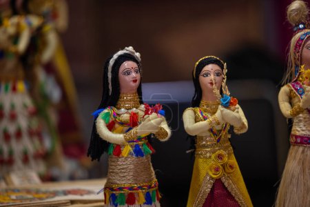 Téléchargez les photos : Marionnette artisanale, travail artisanal de marionnettes ou poupées colorées faites à la main au salon. - en image libre de droit