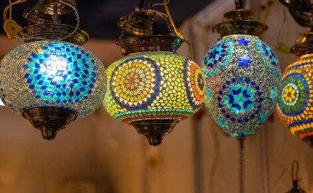 Pavo. Mercado con muchas lámparas y linternas turcas coloridas tradicionales hechas a mano. Linternas colgando en la tienda en venta. Recuerdos populares de Turquía. 