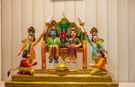 Téléchargez les photos : Art en bois, dieu hindou bélier idole faite sur bois avec travail manuel et rempli de couleurs naturelles sur l'affichage. Focus sélectif sur l'objet. - en image libre de droit