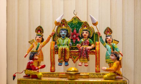 Wooden Art, Hindu-Gott Widder Idol aus Holz mit Handarbeit und gefüllt mit natürlichen Farben auf dem Display. Selektiver Fokus auf Objekt.