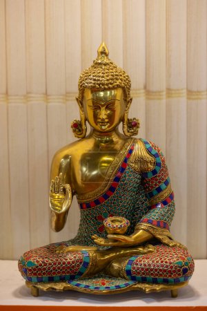 Arte de metal de latón, hecho a mano Señor Buda escultura souvenir hecho con latón con fondo borroso. Enfoque selectivo.