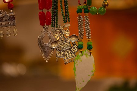 Foto de Joyería para mujer, collar étnico colorido hecho a mano en exhibición para vender. - Imagen libre de derechos