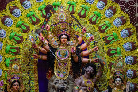 Téléchargez les photos : Subho mahalaya, Une idole de la déesse Durga décorée dans Pandal. Durga Puja est la plus grande fête religieuse de l'hindouisme et pour les bengalis et est maintenant célébrée dans le monde entier. - en image libre de droit