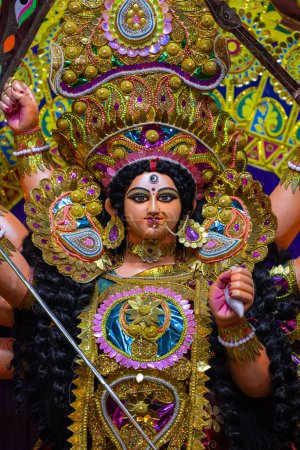 Subho mahalaya, Ein Götzenbild der Göttin Durga, geschmückt in Pandal. Durga Puja ist das größte religiöse Fest des Hinduismus und der Bengalis und wird heute weltweit gefeiert. 