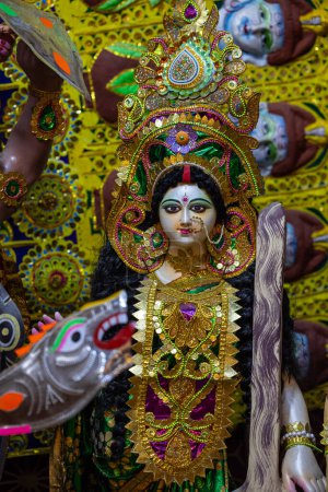 Subho mahalaya, un ídolo de la diosa Durga decorado en Pandal. Durga Puja es el festival religioso más grande del hinduismo y para los bengalíes y ahora se celebra en todo el mundo. 