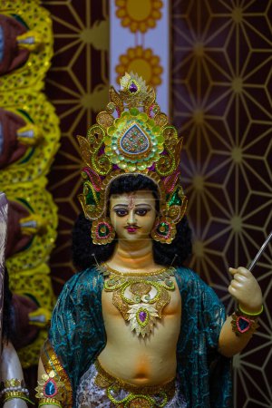 Téléchargez les photos : Subho mahalaya, Une idole de la déesse Durga décorée dans Pandal. Durga Puja est la plus grande fête religieuse de l'hindouisme et pour les bengalis et est maintenant célébrée dans le monde entier. - en image libre de droit