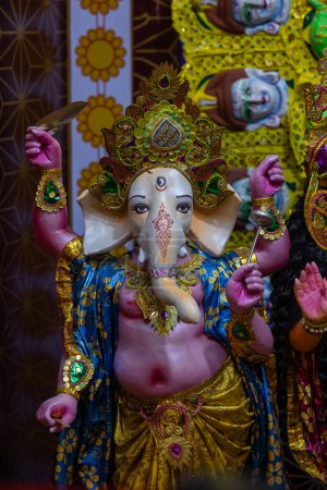 Foto de Subho mahalaya, un ídolo del dios hindú Ganesh decorado en Pandal. Durga Puja es el festival religioso más grande del hinduismo y para los bengalíes y ahora se celebra en todo el mundo. - Imagen libre de derechos
