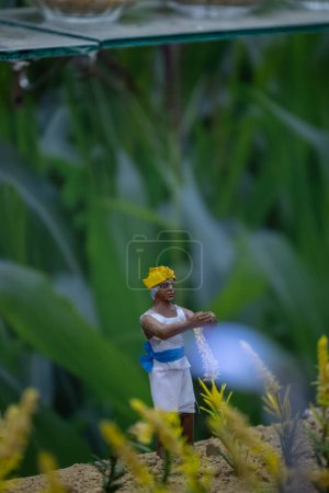 Foto de Ídolo hecho a mano del agricultor indio mientras trabajaba en el campo de cultivo hecho con arcilla. Enfoque selectivo. - Imagen libre de derechos
