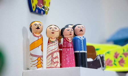 Foto de Juguetes de madera hechos a mano, Juguetes de madera para niños en exhibición en la feria. Enfoque selectivo. - Imagen libre de derechos