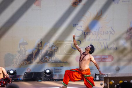 Téléchargez les photos : Faridabad, Haryana, Inde - 17 février 2024 : Portrait d'un artiste sud-indien jouant de la danse classique kuchipudi sur scène à la foire artisanale de surajkund. - en image libre de droit