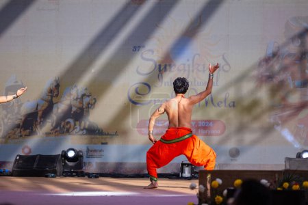 Foto de Faridabad, Haryana, India - 17 de febrero de 2024: Retrato de un artista del sur de la India realizando danza clásica kuchipudi en el escenario en la feria de artesanía surajkund. - Imagen libre de derechos