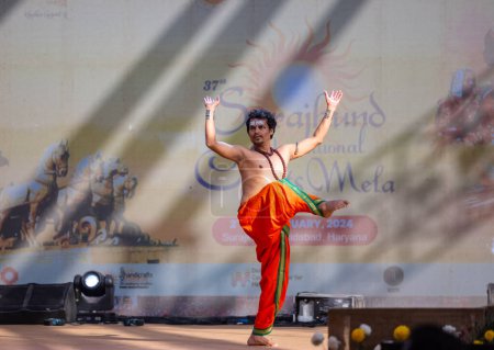 Téléchargez les photos : Faridabad, Haryana, Inde - 17 février 2024 : Portrait d'un artiste sud-indien jouant de la danse classique kuchipudi sur scène à la foire artisanale de surajkund. - en image libre de droit