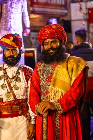 Téléchargez les photos : Bikaner, Rajasthan, Inde - 13 janvier 2023 : Portrait d'un homme rajasthani rajput avec barbe et moustache portant une robe, des bijoux et un turban rajasthani traditionnels pendant le festival du chameau bikaner. - en image libre de droit
