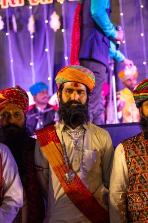 Téléchargez les photos : Bikaner, Rajasthan, Inde - 13 janvier 2023 : Portrait d'un homme rajasthani rajput avec barbe et moustache portant une robe, des bijoux et un turban rajasthani traditionnels pendant le festival du chameau bikaner. - en image libre de droit
