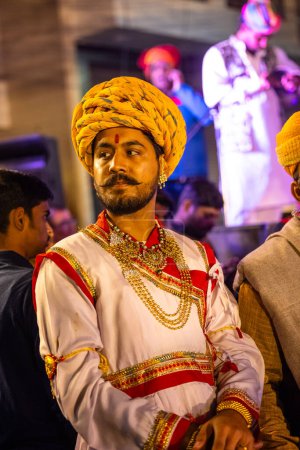 Foto de Bikaner, Rajastán, India - 13 de enero de 2023: Retrato de un hombre rajasthani rajput con barba y bigote que llevaba vestido tradicional rajasthani, joyas y turbante durante el festival de camellos bikaner. - Imagen libre de derechos