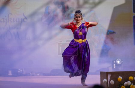 Foto de Faridabad, Haryana, India - 17 de febrero de 2024: Retrato de una artista india del sur que realiza danza clásica kuchipudi en la feria de artesanía surajkund en saree tradicional y joyería. - Imagen libre de derechos
