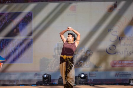 Foto de Faridabad, Haryana, India - 17 de febrero de 2024: Retrato de un artista del sur de la India realizando danza clásica kuchipudi en el escenario en la feria de artesanía surajkund. - Imagen libre de derechos
