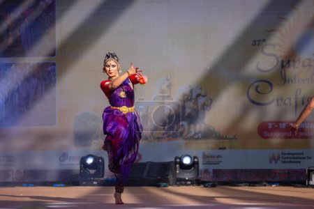 Téléchargez les photos : Faridabad, Haryana, Inde - 17 février 2024 : Portrait d'une artiste sud-indienne exécutant des kuchipudi de danse classique à la foire artisanale de surajkund dans un saree traditionnel et des bijoux. - en image libre de droit