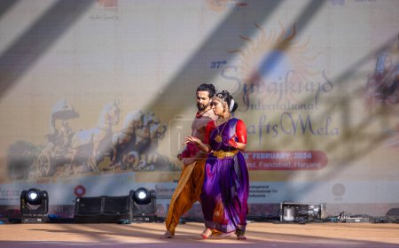 Foto de Faridabad, Haryana, India - 17 de febrero de 2024: Retrato de un artista indio del sur masculino y femenino realizando danza clásica kuchipudi en el escenario en la feria de artesanía surajkund. - Imagen libre de derechos