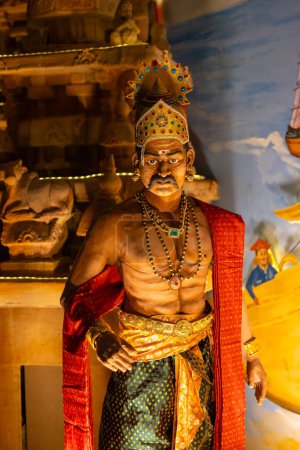 Téléchargez les photos : New Delhi, Inde - 18 novembre 2023 : idole artisanale de caractère historique exposée à la foire à vendre. Idoles faites de fibres à des fins de décoration. - en image libre de droit
