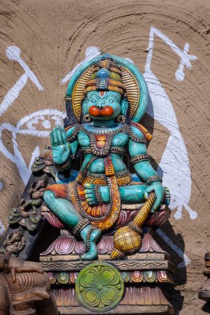 Foto de Un ídolo de madera hecho a mano de Lord Hanuman suena como un hermoso tributo a la venerada presencia de la deidad en la mitología y cultura hindú.. - Imagen libre de derechos