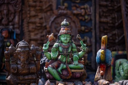 Foto de Un ídolo de madera hecho a mano del Señor Vishnu suena como un hermoso tributo a la venerada presencia de la deidad en la mitología y cultura hindú.. - Imagen libre de derechos