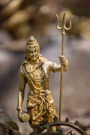 Téléchargez les photos : Une idole en laiton faite à la main de Lord Shiv est une superbe œuvre d'art qui allie artisanat et signification spirituelle. - en image libre de droit