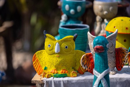 Foto de Juguetes de arcilla hechos a mano, Juguetes hechos a mano con arcilla de búhos de colores para niños en exhibición en Surajkund Craft Fair. Enfoque selectivo. - Imagen libre de derechos