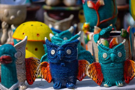 Foto de Juguetes de arcilla hechos a mano, Juguetes hechos a mano con arcilla de búhos de colores para niños en exhibición en Surajkund Craft Fair. Enfoque selectivo. - Imagen libre de derechos