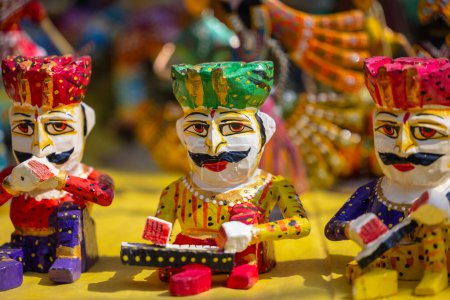 Foto de Juguetes de madera hechos a mano, juguetes rajasthani coloridos hechos a mano del ser humano hechos con madera en la feria de artesanía de Surajkund. Enfoque selectivo. - Imagen libre de derechos