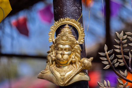 Foto de Un ídolo de bronce hecho a mano de Lord Hanuman es una impresionante obra de arte que mezcla artesanía con significado espiritual. - Imagen libre de derechos