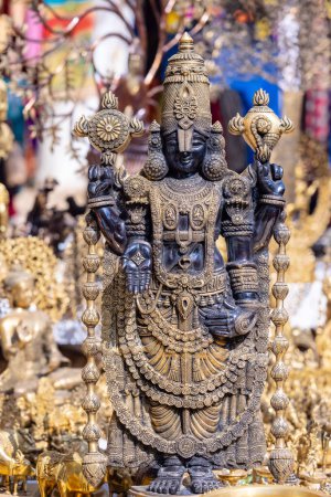 Foto de Un ídolo de bronce hecho a mano del Señor Tirupati Balaji es una impresionante pieza de arte que combina artesanía con significado espiritual. - Imagen libre de derechos