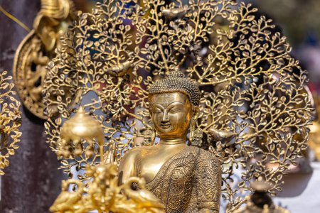 Foto de Un ídolo de bronce hecho a mano del Señor Buda es una impresionante obra de arte que mezcla artesanía con significado espiritual. - Imagen libre de derechos