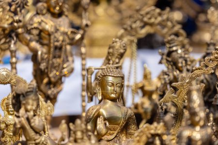 Foto de Un ídolo de bronce hecho a mano del Señor Buda es una impresionante obra de arte que mezcla artesanía con significado espiritual. - Imagen libre de derechos