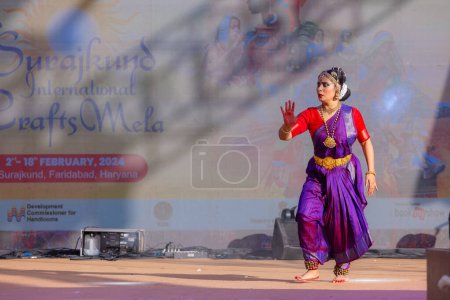 Foto de Faridabad, Haryana, India - 17 de febrero de 2024: Retrato de una artista india del sur que realiza danza clásica kuchipudi en la feria de artesanía surajkund en saree tradicional y joyería. - Imagen libre de derechos