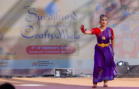 Téléchargez les photos : Faridabad, Haryana, Inde - 17 février 2024 : Portrait d'une artiste sud-indienne exécutant des kuchipudi de danse classique à la foire artisanale de surajkund dans un saree traditionnel et des bijoux. - en image libre de droit
