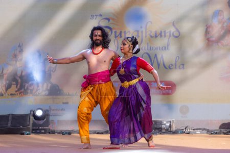 Téléchargez les photos : Faridabad, Haryana, Inde - 17 février 2024 : Portrait de l'artiste sud-indienne masculine et féminine exécutant des kuchipudi de danse classique sur scène à la foire artisanale de surajkund. - en image libre de droit