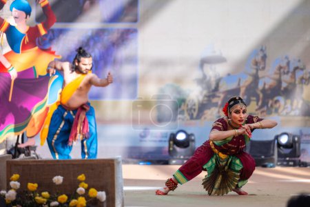 Foto de Faridabad, Haryana, India - 17 de febrero de 2024: Retrato de un artista indio del sur masculino y femenino realizando danza clásica kuchipudi en el escenario en la feria de artesanía surajkund. - Imagen libre de derechos
