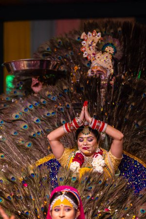 Téléchargez les photos : Ghaziabad, Uttar Pradesh, Inde - 17 mars 2024 : Portrait de jeunes artistes masculins et féminins jouant phoolo ki holi comme seigneur krishna et déesse radha pendant le festival holi en vêtements ethniques colorés. - en image libre de droit