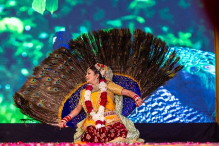 Foto de Ghaziabad, Uttar Pradesh, India - 17 de marzo de 2024: Retrato de una joven artista actuando como diosa radha durante el festival holi milan con coloridas ropas étnicas y joyas. - Imagen libre de derechos