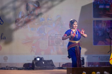 Téléchargez les photos : Faridabad, Haryana, Inde - 17 février 2024 : Artiste sud-indienne exécutant des kuchipudi de danse classique à la foire artisanale de surajkund dans un saree de soie traditionnel et des bijoux. - en image libre de droit