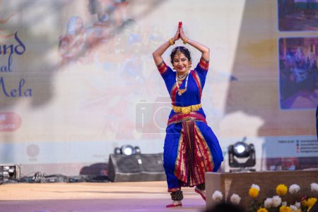 Foto de Faridabad, Haryana, India - 17 de febrero de 2024: Artista del sur de la India interpretando la danza clásica kuchipudi en la feria de artesanía surajkund en saree de seda tradicional y joyas. - Imagen libre de derechos