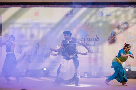 Téléchargez les photos : Faridabad, Haryana, Inde - 17 février 2024 : Groupe d'artistes sud-indiens jouant de la danse classique kuchipudi sur scène lors de la foire d'artisanat surajkund en costumes ethniques. - en image libre de droit