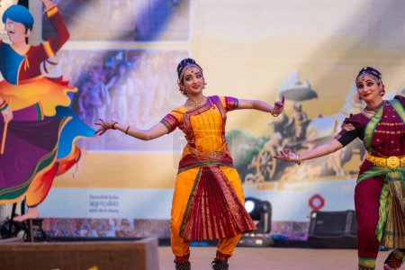 Foto de Faridabad, Haryana, India - 17 de febrero de 2024: Retrato de mujeres artistas del sur de la India realizando danza clásica kuchipudi en la feria de artesanía surajkund en saree de seda tradicional y joyas. - Imagen libre de derechos