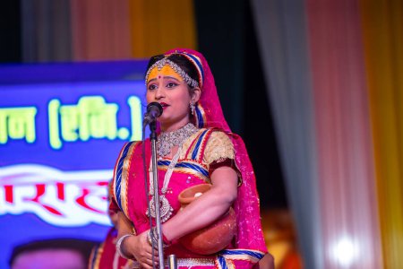 Foto de Ghaziabad, Uttar Pradesh, India - 17 de marzo de 2024: Retrato de una artista femenina actuando como diosa radha durante el festival holi milan con coloridas ropas étnicas y joyas. - Imagen libre de derechos