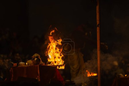 Ganga aarti, Feuerflamme bei Nacht mit dunklem Hintergrund während der Ganga-Aarti-Rituale am Ufer des Varanasi.