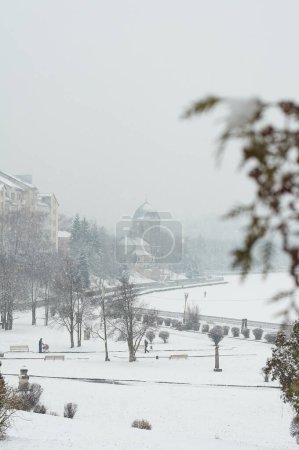 Téléchargez les photos : Blizzard hivernal dans la ville ukrainienne neige à l'extérieur. Paysage urbain. - en image libre de droit