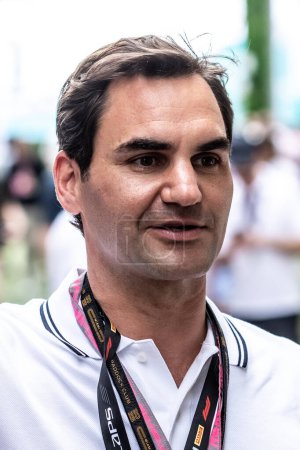Foto de MIAMI, FLORIDA, EE.UU. 04-07 MAY, 2023: Campeonato Mundial de Fórmula 1. Gran Premio de F1 de Miami. Ex tenista y campeón suizo Roger Federer. - Imagen libre de derechos