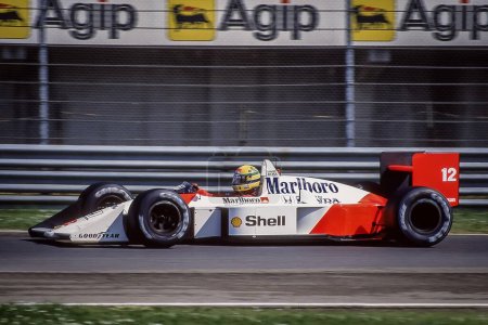 Téléchargez les photos : Imola, Italie. 1er mai 1988. Grand Prix de Saint-Marin. Championnat du Monde de F1 1988. # 12 Ayrton Senna, Brésilien, sur sa Honda Mclaren. - en image libre de droit